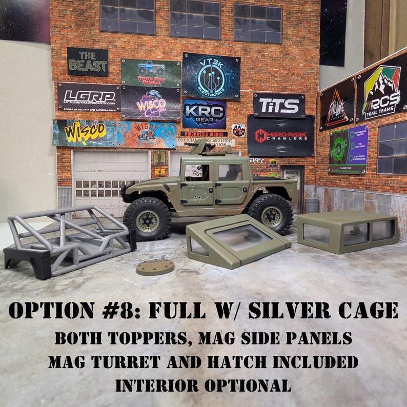Puede incluir: Un modelo Humvee verde oliva con una jaula plateada, dos tapas y una torreta mag. La imagen incluye el texto "OPTION #8: FULL W/ SILVER CAGE" y otros detalles sobre las caracter&iacute;sticas del modelo.