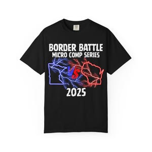 Può includere: T-shirt nera con la scritta bianca "BORDER BATTLE MICRO COMP SERIES". La maglietta presenta una grafica di due stati delineati in blu e rosso, con un "VS" al centro e l'anno "2025" sotto.