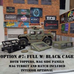 Puede incluir: Un modelo Humvee verde oliva con una jaula antivuelco negra, dos tapas y paneles laterales. El texto "OPTION #7: FULL W/ BLACK CAGE" se muestra debajo del modelo, junto con otro texto. El fondo presenta paredes de ladrillo y varios letreros.