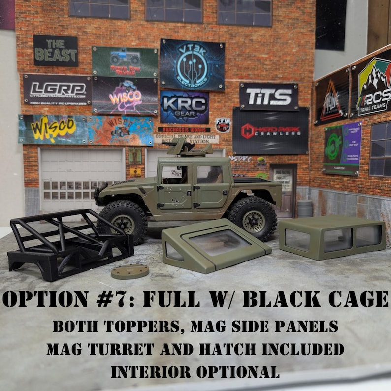 Puede incluir: Un modelo Humvee verde oliva con una jaula antivuelco negra, dos tapas y paneles laterales. El texto "OPTION #7: FULL W/ BLACK CAGE" se muestra debajo del modelo, junto con otro texto. El fondo presenta paredes de ladrillo y varios letreros.