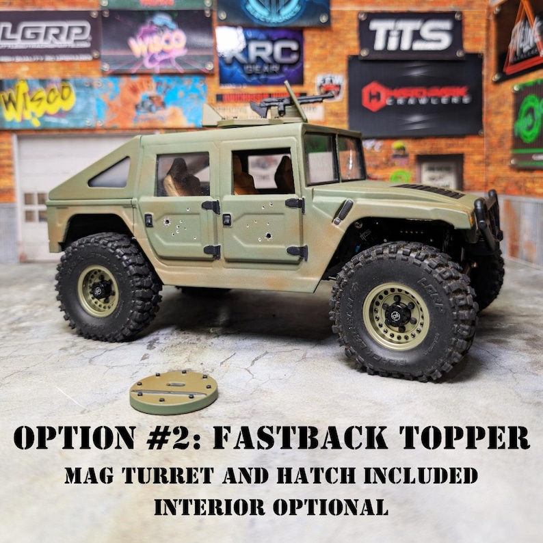 Puede incluir: Un Hummer de juguete verde oliva con neum&aacute;ticos negros y una torreta de cargador. El texto "OPTION #2: FASTBACK TOPPER MAG TURRET AND HATCH INCLUDED INTERIOR OPTIONAL" se muestra debajo. Una pieza circular separada est&aacute; frente al Hummer.