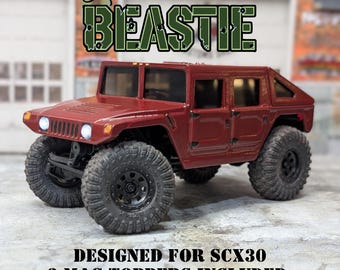 Puede incluir: Un Hummer de juguete de color granate con neumáticos negros grandes. El texto "Lil' BEASTIE" está encima del vehículo, y el texto "DESIGNED FOR SCX30 2 MAG TOPPERS INCLUDED" está debajo. El juguete tiene un diseño detallado.