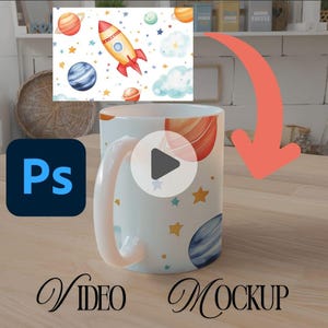 Puede incluir: Taza de cerámica blanca con un diseño temático espacial, que incluye planetas, estrellas y un cohete. La taza tiene un asa rosa claro. Las palabras "VIDEO MOCKUP" están escritas en la parte inferior. Un icono de Photoshop está en la imagen.