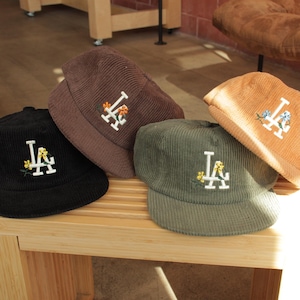 Gorra de pana con logo de LA de 5 paneles