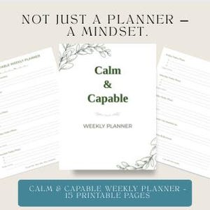 Op de afbeelding: Een witte weekplanner met de tekst "Calm & Capable" in groen, omgeven door botanische illustraties. De afbeelding bevat twee open pagina's met dagelijkse takenlijsten en de tekst "Not just a planner - a mindset."