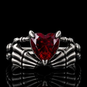 Heart Cut Lab Ruby Skeleton Handring, Gotische hartring, anatomische botring, alternatieve verlovingsring, sterlingzilveren gotische sieraden