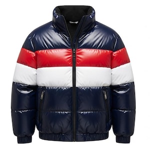 Puede incluir: Chaqueta acolchada brillante en azul marino, rojo y blanco. La chaqueta tiene un cuello alto, una cremallera completa y dos bolsillos con cremallera. La chaqueta está diseñada para brindar calidez y estilo.