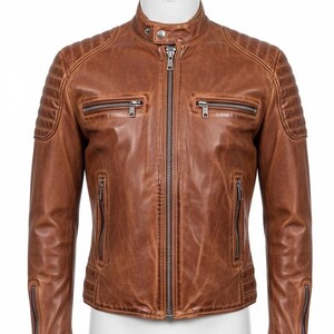 Puede incluir: Chaqueta de cuero marrón con cuello alzado y cierre de cremallera frontal. La chaqueta presenta múltiples bolsillos con cremallera y detalles acolchados en los hombros. El cuero tiene un aspecto envejecido, dándole un aspecto vintage. La chaqueta se muestra en un maniquí blanco.