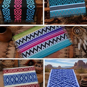 Puede incluir: Colección de caminos de mesa tejidos con patrones geométricos coloridos. Los caminos de mesa presentan diseños en negro, azul, rosa, blanco y rojo. Algunos tienen flecos. Los caminos de mesa se exhiben sobre varias superficies, incluyendo una mesa de madera y piedra.