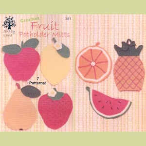 Puede incluir: Patrón de ganchillo para manoplas con forma de fruta. La imagen muestra manoplas hechas a mano con forma de manzana, limón, rodaja de naranja, piña, pera, fresa y rodaja de sandía. El texto dice "Fruit Potholder Mitts" y "7 Patterns!"