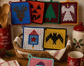 Könnte beinhalten: Eine Sammlung farbenfroher, gehäkelter Topflappen mit festlichen Designs, darunter ein Rentier, ein Kürbis, ein Weihnachtsbaum, ein Engel und mehr. Die quadratischen Topflappen haben eine Schlaufe zum Aufhängen und werden in einer Küche präsentiert.
