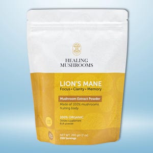 Puede incluir: Una bolsa blanca y amarilla de polvo de extracto de hongo Melena de León. El paquete presenta el texto "HEALING MUSHROOMS" y "LION'S MANE Focus • Clarity • Memory". Es un suplemento dietético 100% orgánico con 200 porciones. El peso neto es de 200 g.