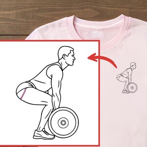 Könnte beinhalten: Hellrosa T-Shirt mit einer Schwarz-Weiß-Illustration einer Person, die eine Langhantel hebt. Das Design zeigt eine Gewichtheberübung. Eine kleinere Version der Illustration befindet sich ebenfalls auf dem Shirt.