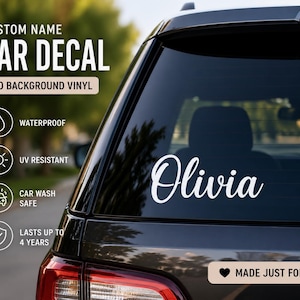 Op de afbeelding: Een witte autosticker met de naam "Olivia" in een cursief lettertype wordt weergegeven op een zwarte autoruit. De sticker is waterdicht, UV-bestendig en wasstraatbestendig en gaat tot 4 jaar mee. De tekst op de sticker luidt "Aangepaste naam autosticker".