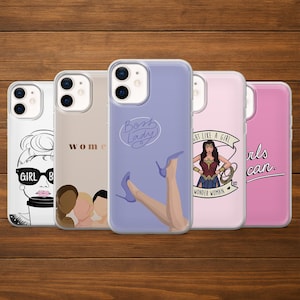 Peut inclure: Plusieurs coques de téléphone avec des designs variés. L'une présente une femme avec des lunettes de soleil et le texte "GIRL BOSS". Une autre affiche le texte "wome" et des silhouettes de femmes. D'autres coques ont le texte "Boss Lady", "WONDER WOMAN", et "Girls can".