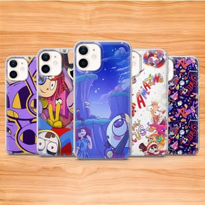 Puede incluir: Cinco fundas transparentes para smartphone con diversas ilustraciones coloridas de personajes de dibujos animados. Los diseños incluyen patrones geométricos morados, un personaje haciendo el signo de la paz, un paisaje nocturno, la palabra AMAZING con garabatos y un estampado oscuro.