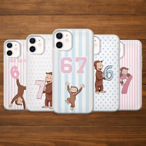 Könnte beinhalten: Fünf Handyhüllen mit Cartoon-Affen-Designs. Die Hüllen zeigen Zahlen und den Text "Six to n". Die Hintergründe umfassen rosa und blaue Streifen und Tupfen. Die Hüllen befinden sich auf einer Holzoberfläche.