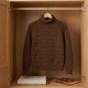 Patrón de jersey de cuello alto de ganchillo para hombre - Diseño de jersey cómodo para hacer tú mismo