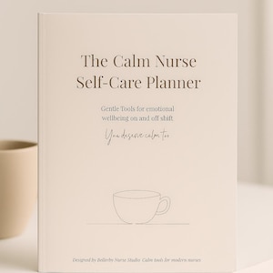 Op de afbeelding: Een zelfzorgplanner getiteld "The Calm Nurse" met de tekst "Gentle Tools for emotional wellbeing on and off shift". De omslag toont een lijntekening van een theekopje. Een beige mok en een gouden pen zijn ook zichtbaar.