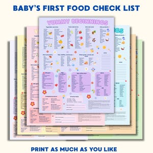 Könnte beinhalten: Ein Stapel farbenfroher Checklisten für Babynahrung zum Ausdrucken. Das oberste Blatt ist helllila mit dem Text "YUMMY BEGINNINGS" und listet Lebensmittelkategorien auf. Der Text "BABY'S FIRST FOOD CHECK LIST" und "PRINT AS MUCH AS YOU LIKE" sind ebenfalls sichtbar.