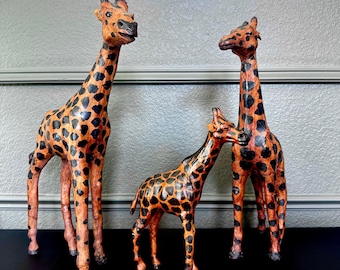 Familia de jirafas vintage envueltas en cuero / Juego de 3 / Decoración de safari hecha a mano / Jirafas grandes, medianas y pequeñas