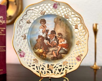 Plato de exhibición de porcelana vintage con borde de encaje perforado y detalles dorados
