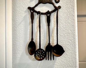 Juego de utensilios de pared con forma de caballito mecedora de hierro fundido vintage - Decoración rústica de cocina campestre - Soporte para cuchara, tenedor y cucharón