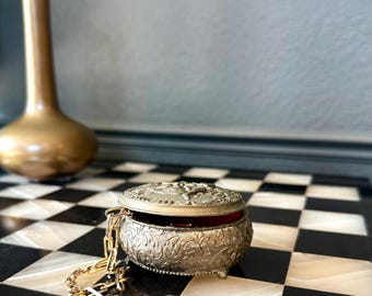 Joyero antiguo ornamentado en tono plateado con forro de terciopelo rojo / Pareja victoriana / Caja para baratijas con tapa / Decoración romántica para guardar recuerdos