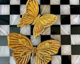 Par de mariposas decorativas vintage de Syroco para pared / Mariposas doradas / Adornos de pared de mediados de siglo / Arte de pared estilo Hollywood Regency