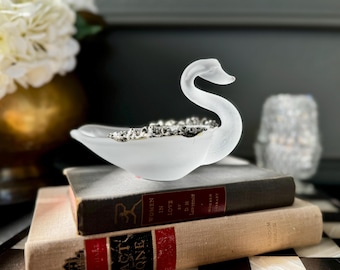 Plato antiguo de vidrio esmerilado con forma de cisne y borde floral plateado – Bol para baratijas Enesco con forma de cisne, ideal para guardar objetos decorativos.