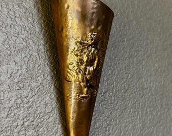 Jarrón de bolsillo de pared/portacerillas de latón repujado vintage