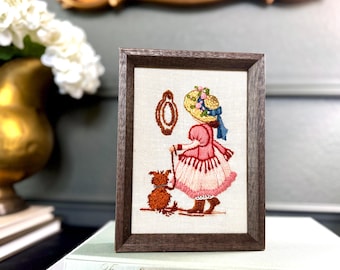 Arte de bordado Crewel de los años 70 / Niña con perro, decoración de pared estilo cottagecore enmarcada