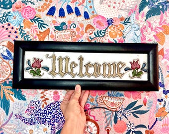 Letrero de bienvenida de hojalata perforada a mano estilo vintage / Adorno de pared de metal / Letrero de arte popular enmarcado / 18.75” x 6.25”