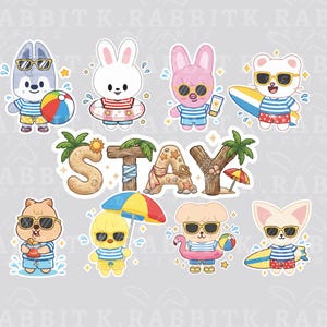 Puede incluir: Una colección de pegatinas de animales de dibujos animados con personajes en ropa de verano, gafas de sol, pelotas de playa, tablas de surf y flotadores. La palabra STAY está escrita en letras decorativas con motivos de arena, madera y palmeras.