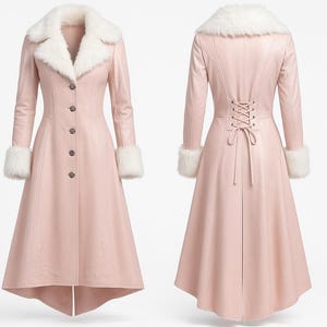 Può includere: Un cappotto lungo rosa chiaro con colletto e polsini in ecopelliccia bianca. Il cappotto ha un'abbottonatura frontale e una gonna svasata. La parte posteriore del cappotto presenta un dettaglio di allacciatura in stile corsetto. Capo di abbigliamento.
