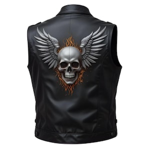 Pode incluir: Colete de couro preto com um design de caveira prateada com asas e chamas nas costas. O colete tem um design clássico com fecho de botões e gola. Uma peça ousada para uma estética motociclista ou rock and roll.