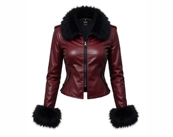 Può includere: Giacca in pelle bordeaux con collo e polsini in pelliccia nera. La giacca ha una chiusura con cerniera e due piccole tasche con cerniera. Un capo di abbigliamento elegante.