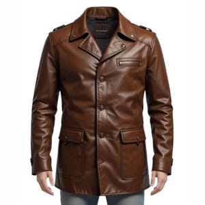 Könnte beinhalten: Braune Lederjacke mit Knopfleiste, zwei Vordertaschen und einem Reverskragen. Die Jacke hat Schulterklappen und eine kleine Tasche auf der Brust. Die Jacke ist mittellang und hat eine taillierte Passform.
