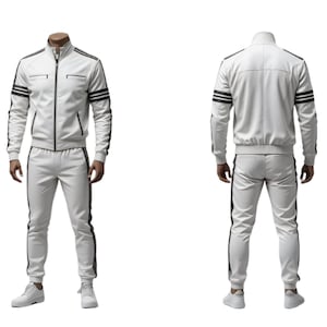 Può includere: Una tuta bianca con strisce nere. La giacca ha una chiusura con zip, un collo alto e strisce nere sulle maniche. I pantaloni coordinati hanno strisce sui lati. L'outfit è esposto su un manichino.