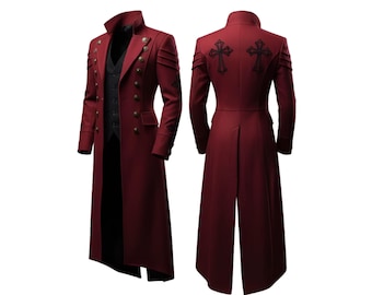 Può includere: Lungo cappotto bordeaux con collo alto e diversi bottoni dorati. Il cappotto presenta un gilet nero sotto e cuciture decorative sulle spalle. La parte posteriore del cappotto ha due croci nere ricamate.