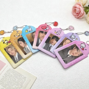 Pode incluir: Um conjunto de três canecas de cerâmica com acabamento fosco e salpicado. As canecas são em tons de creme, cinza claro e cinza escuro. Cada caneca tem um design simples e minimalista.