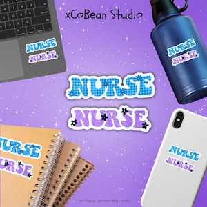 Puede incluir: Una colección de pegatinas y accesorios con la palabra "NURSE" en azul y morado, decoradas con detalles florales. Los artículos incluyen pegatinas en un portátil, una botella de agua, un teléfono y cuadernos. El fondo es de color lila claro con destellos.