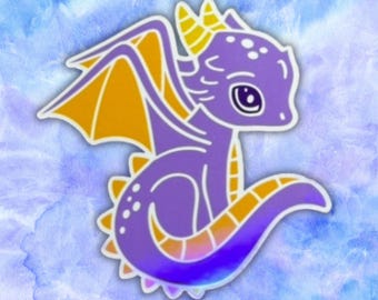Puede incluir: Una pegatina de dragón morado con detalles amarillos y naranjas. El dragón tiene grandes alas, cuernos y una larga cola. La pegatina está sobre un fondo de acuarela azul y blanco.