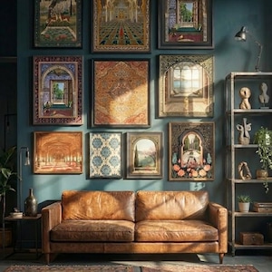 Könnte beinhalten: Ein Wohnzimmer mit einer Galeriewand aus gerahmten Kunstdrucken mit architektonischen und landschaftlichen Szenen aus dem Nahen Osten. Ein braunes Ledersofa und gemusterte Teppiche vervollständigen die Einrichtung. Ein Metallregal mit Dekoration und Pflanzen befindet sich auf der rechten Seite.