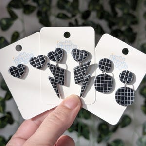 Pendientes de arcilla polimérica hechos a mano / Diseño de cuadros / Pendientes colgantes retro / Azulejos negros