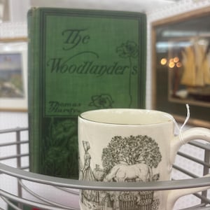 The Woodlander von Thomas Hardy und ein Boncath Pottery Becher, der The Woodlander darstellt