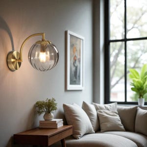 Aplique de pared moderno con forma de globo y pantalla de cristal color coñac, de latón, para interiores, ideal para dormitorio, pasillo y sala de estar.