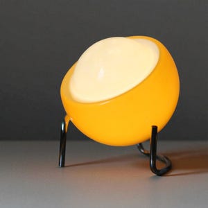Space Age Tischlampe | Retro 60er 70er Jahre Globuslampe in Orange Gelb | Mid Century Modern Milchglas LED Lampe mit Metall Sockel