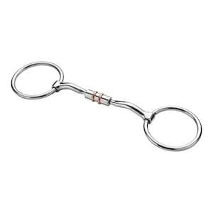 Könnte beinhalten: Ein silberfarbenes Pferdegebiss aus Metall mit zwei großen kreisförmigen Ringen an jedem Ende und einem zentralen Mundstück, in dessen Mittelteil zwei markante kupferfarbene Ringe integriert sind, was ein glattes und funktionales Reitsportzubehör ergibt.