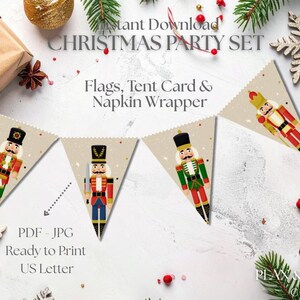 Könnte beinhalten: Ein Weihnachts-Party-Set mit einer Girlande aus Nussknacker-Flaggen, Tischkarten und Serviettenhaltern. Die Flaggen zeigen Nussknacker-Illustrationen in Rot, Grün und Schwarz. Der Text lautet "Instant Download CHRISTMAS PARTY SET" und "Flags, Tent Card & Napkin Wrapper."